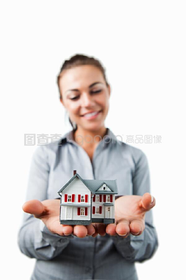 微笑女地产代理 专业与温情并存的小型住宅销售服务